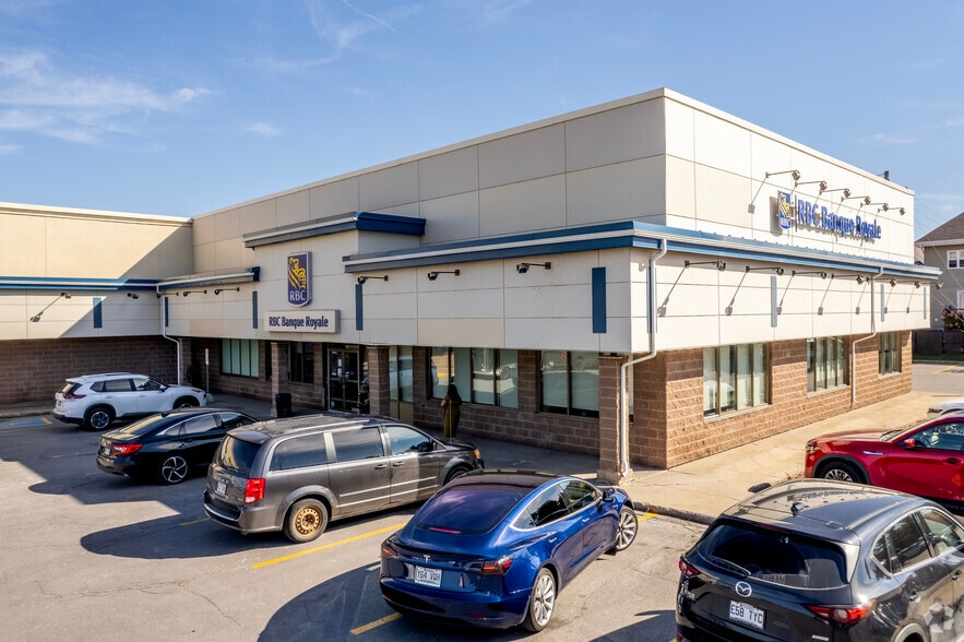 550-580 Boul Curé-Labelle, Laval, QC à louer - Photo du bâtiment - Image 3 de 6