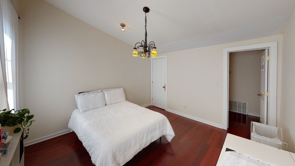 1908 Aliceanna St, Baltimore, MD for sale - Interior Photo - Image 2 of 9