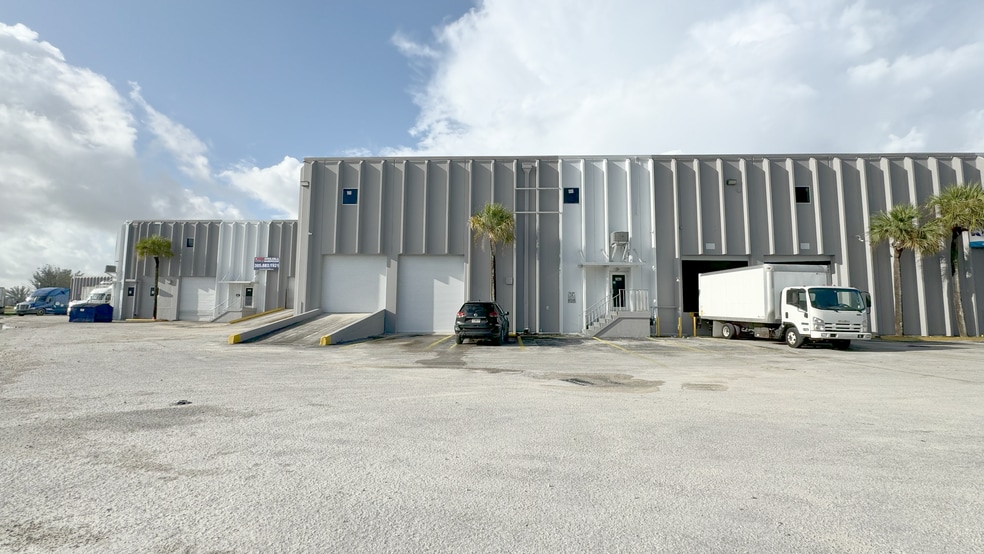 9304-9384 NW 102nd St, Miami, FL for lease - Building Photo - Image 3 of 6