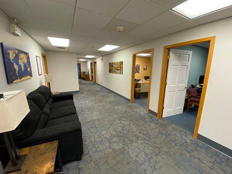 29 Diana Ln, Dracut, MA à vendre - Photo du bâtiment - Image 2 de 9