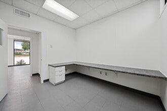 1213 N Interstate 35, Austin, TX for lease Interior Photo- Image 1 of 4