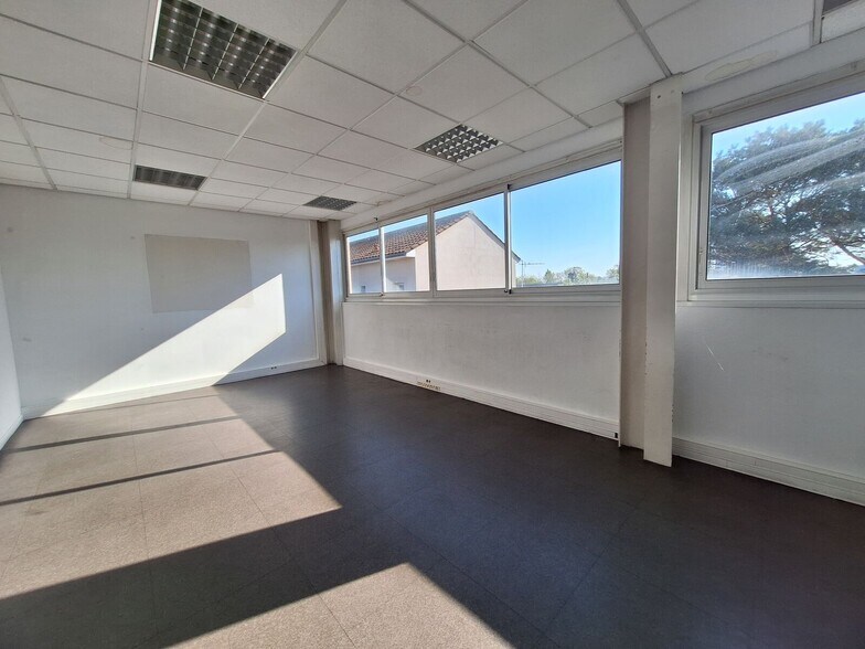 Bureau dans Lormont à louer - Photo du bâtiment - Image 2 de 6