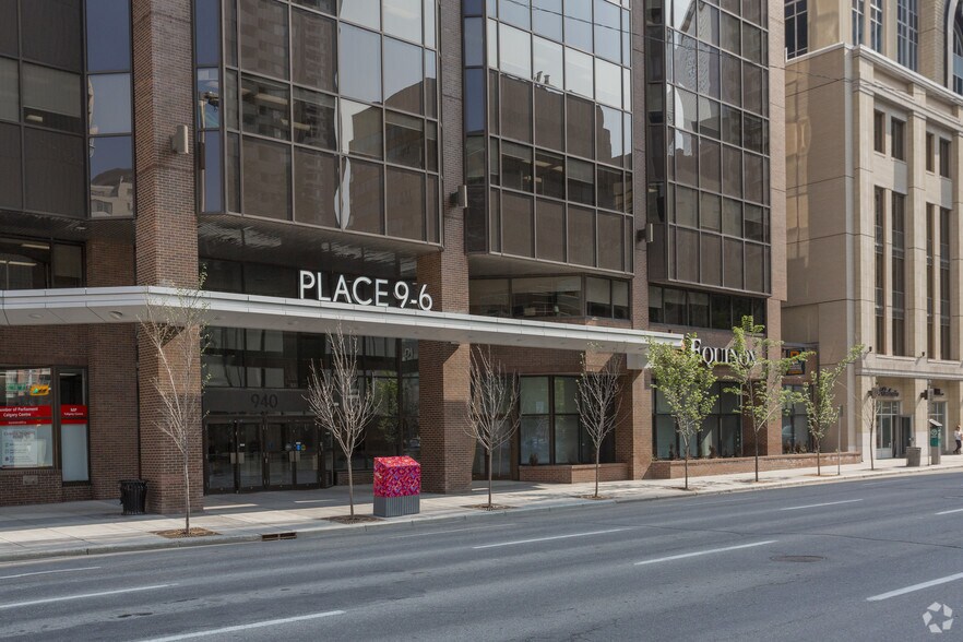 940-950 6th Ave SW, Calgary, AB à louer - Photo du bâtiment - Image 3 de 6