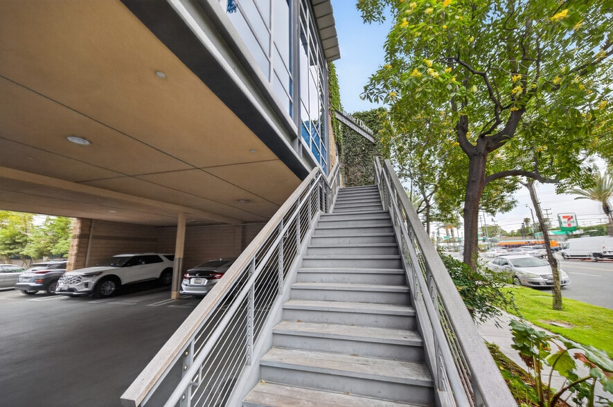 3500 W Burbank Blvd, Burbank, CA à vendre - Photo du bâtiment - Image 3 de 38