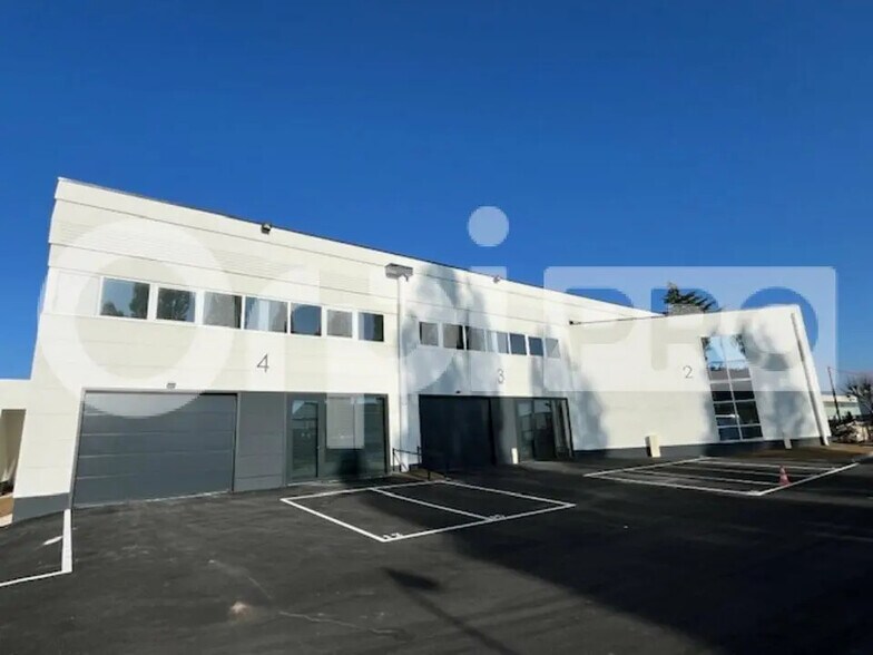 Flex in Fontenay-Trésigny for lease - Building Photo - Image 1 of 15