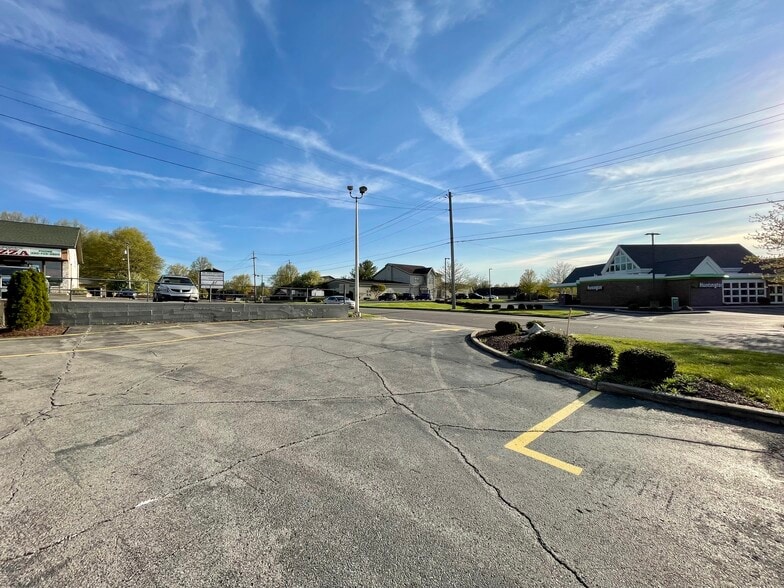 695 Boardman Canfield Rd, Youngstown, OH à vendre - Photo du bâtiment - Image 3 de 11