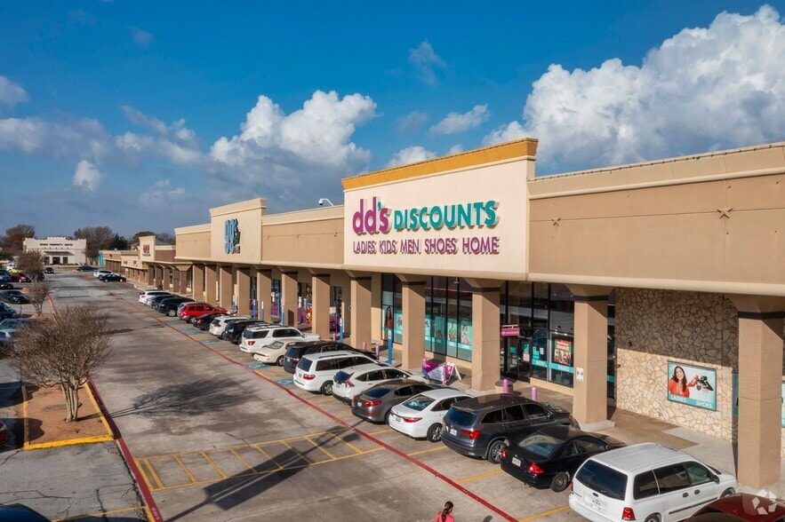 1413-1529 W Buckingham Rd, Garland, TX à louer - Photo du bâtiment - Image 1 de 11