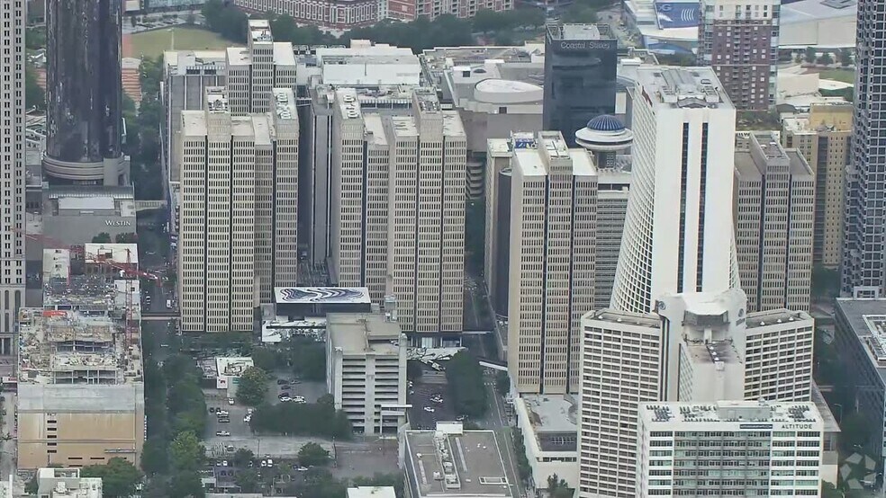 233 Peachtree St NE, Atlanta, GA à louer - Vidéo aérienne - Image 2 de 24