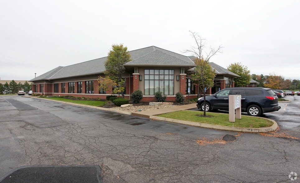 10567 Sawmill Pky, Powell, OH for lease - Primary Photo - Image 1 of 53