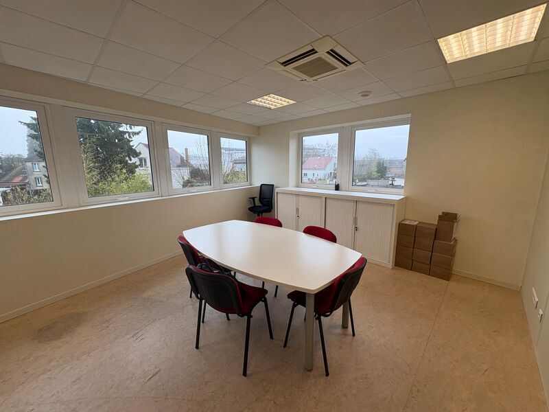Office in Orléans for lease Interior Photo- Image 1 of 9