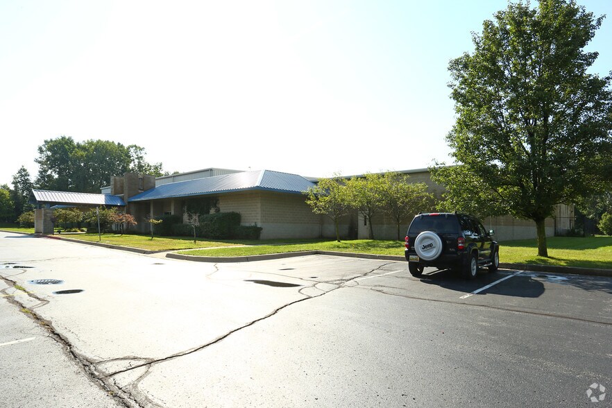35935 Ecorse Rd, Romulus, MI à louer - Photo du bâtiment - Image 2 de 3