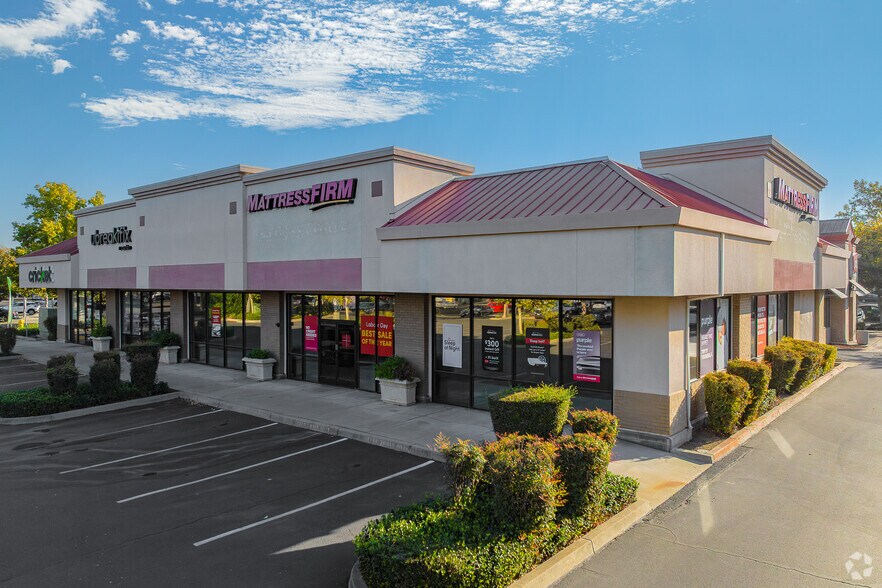 1050 Tharp Rd, Yuba City, CA à louer - Photo du bâtiment - Image 3 de 4