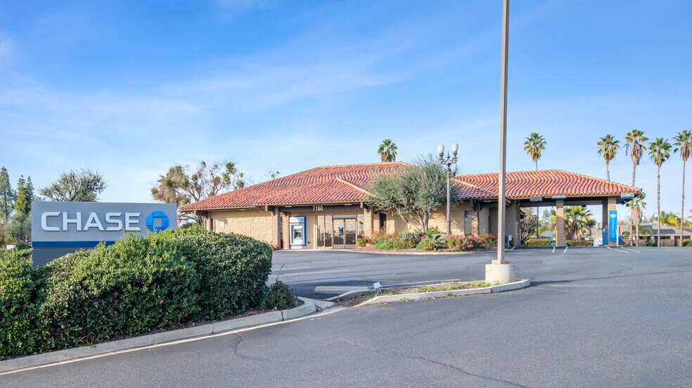 7160 N 1st St, Fresno, CA à louer - Photo du bâtiment - Image 2 de 4