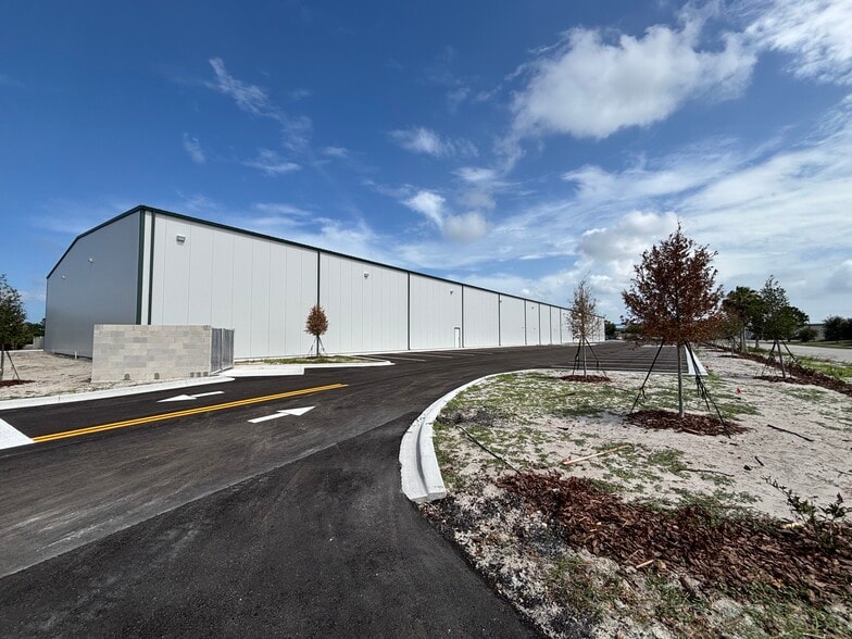 3092 Oxbow Cir, Cocoa, FL for lease - Building Photo - Image 1 of 9