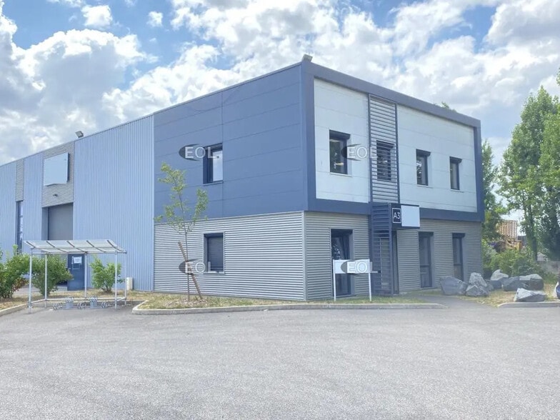 Flex dans Saint-Priest à louer - Photo du bâtiment - Image 1 de 16