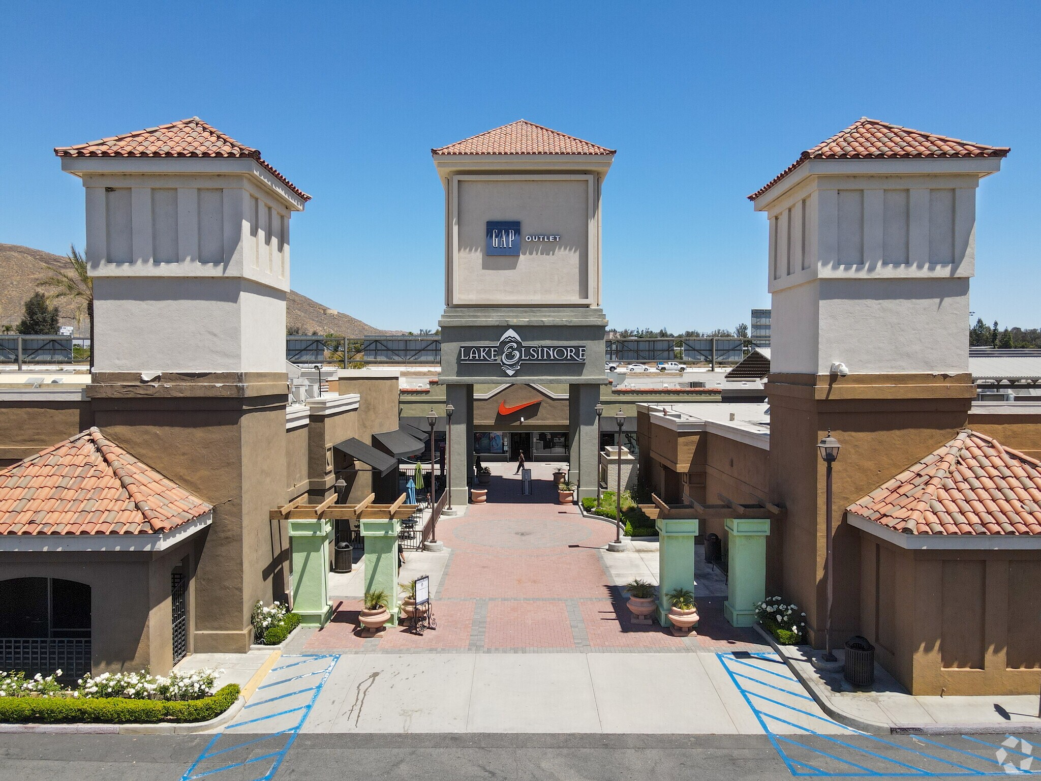 17600 Collier Ave, Lake Elsinore, CA à louer Photo du bâtiment- Image 1 de 45