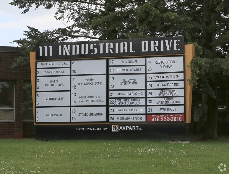 111 Industrial Dr, Whitby, ON à louer - Photo du bâtiment - Image 3 de 9