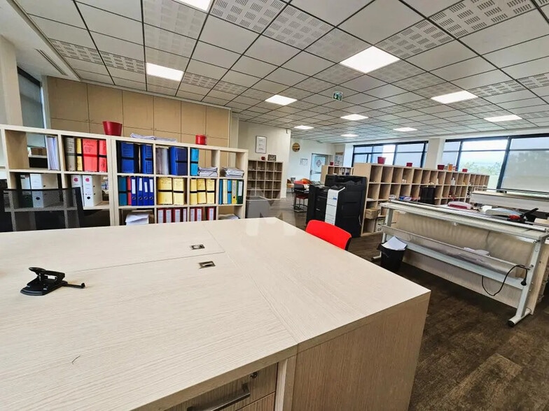 Bureau dans Fleury-Mérogis à louer - Photo intérieure - Image 3 de 9