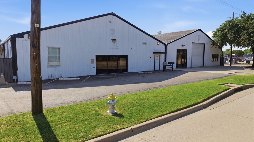 1824 N 1st St, Garland, TX à louer - Photo du bâtiment - Image 3 de 22
