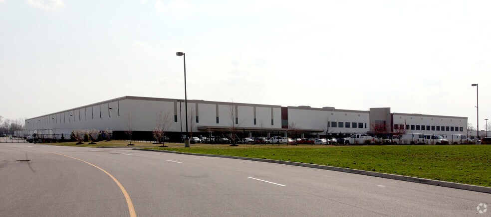 9347 Pendleton Pike, Indianapolis, IN à louer - Photo du bâtiment - Image 2 de 5