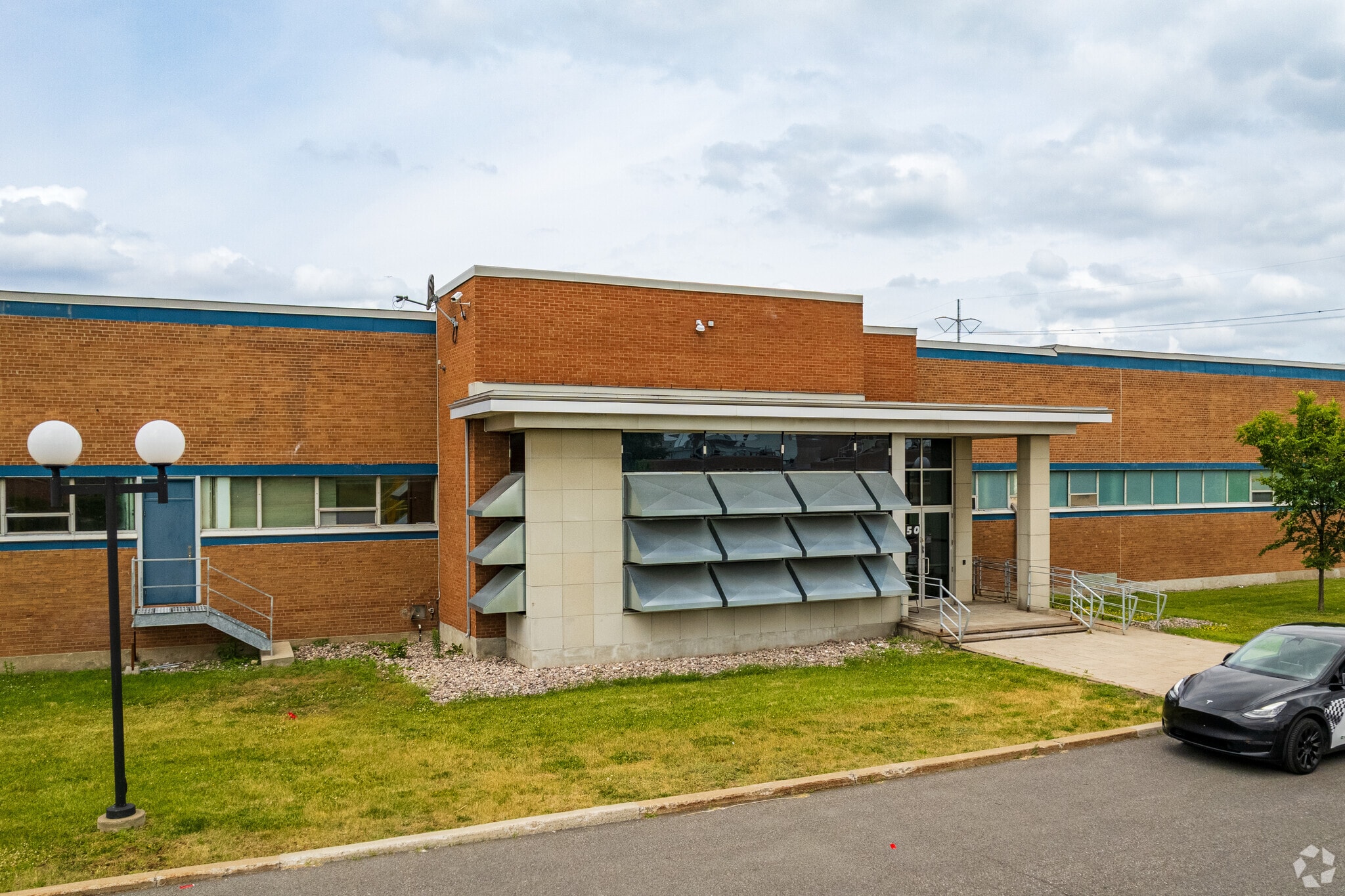 7101 Rue Notre-Dame E, Montréal, QC for lease Primary Photo- Image 1 of 9