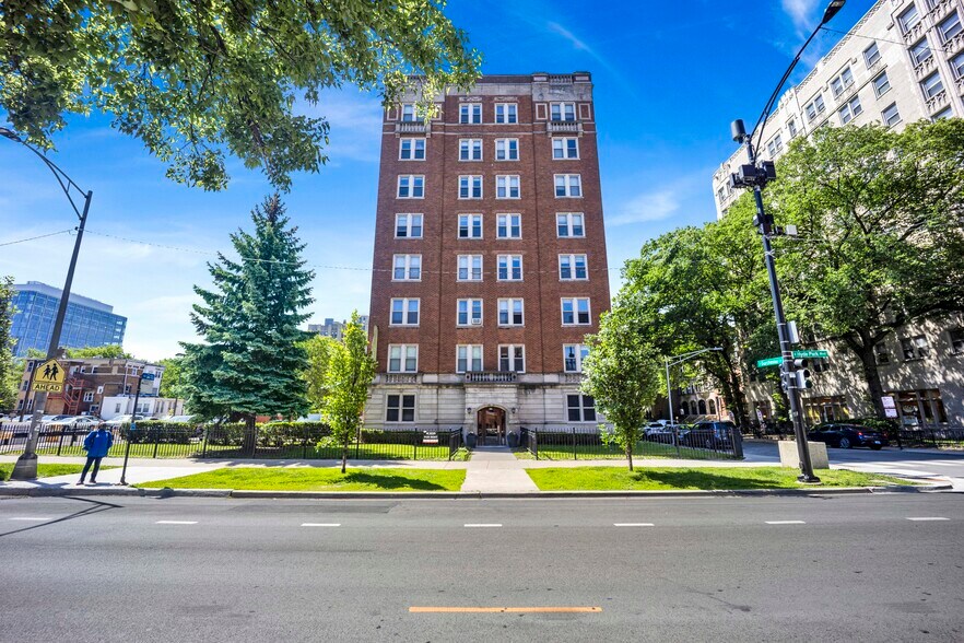 1401 E Hyde Park Blvd, Chicago, IL à vendre - Photo du bâtiment - Image 2 de 31