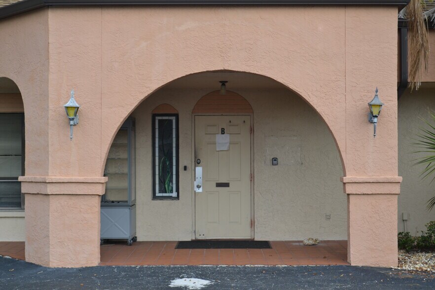 2665 Oak Ridge Ct, Fort Myers, FL à louer - Photo du bâtiment - Image 3 de 4