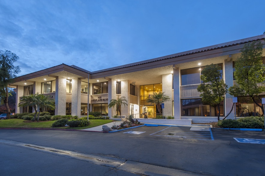 875 S Westlake Blvd, Westlake Village, CA à louer - Photo du bâtiment - Image 3 de 3