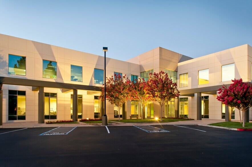 2055 Laurelwood Rd, Santa Clara, CA à louer - Photo du bâtiment - Image 2 de 7