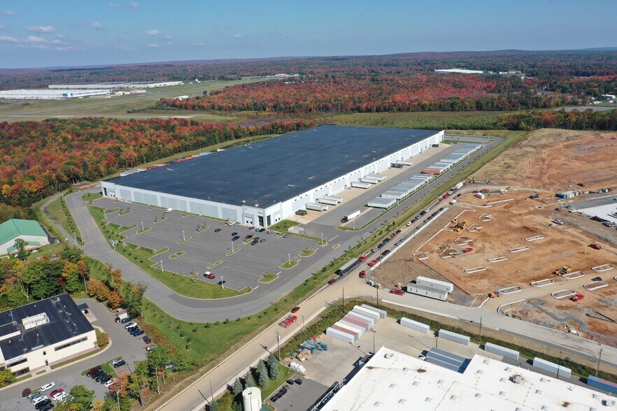 145 Market Way, Mount Pocono, PA à louer - Photo du bâtiment - Image 2 de 6