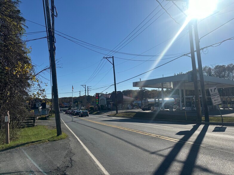 27 Sterling Rd, Mount Pocono, PA for lease - Building Photo - Image 2 of 3