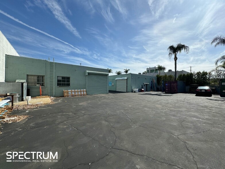 7621 Hayvenhurst Ave, Van Nuys, CA for lease - Building Photo - Image 2 of 6
