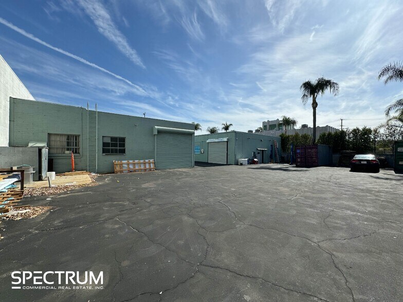 7621 Hayvenhurst Ave, Van Nuys, CA à louer - Photo du bâtiment - Image 2 de 6