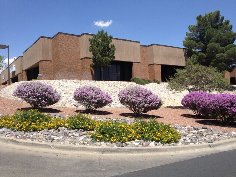 10737 W Gateway Blvd, El Paso, TX à louer - Photo du bâtiment - Image 3 de 8
