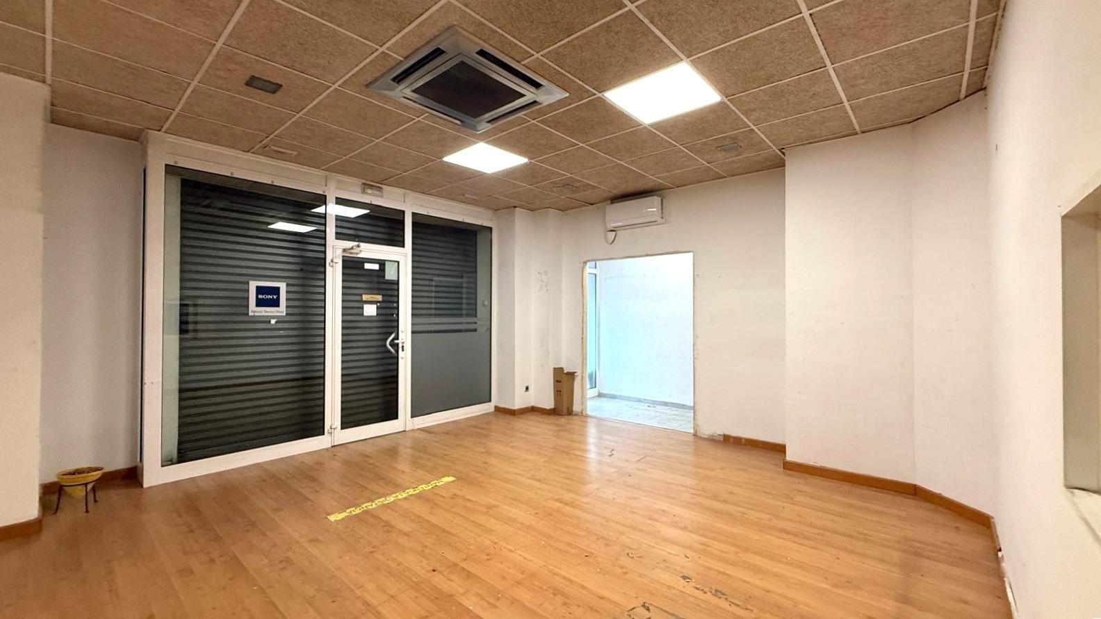Office/Retail in Badalona, Barcelona for lease Primary Photo- Image 1 of 4
