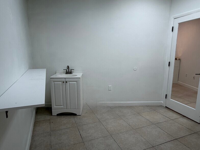 18319-18321 W Dixie Hwy, North Miami Beach, FL à louer - Photo du bâtiment - Image 3 de 5