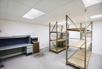 1717-5765 NE 58th Ave, Des Moines, IA for lease Building Photo- Image 1 of 13