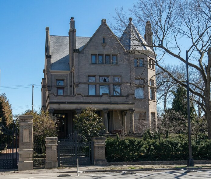875 E Broad St, Columbus, OH à vendre - Photo principale - Image 1 de 3