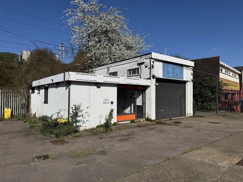 24 Crawley Rd, Luton for sale - Building Photo - Image 2 of 8