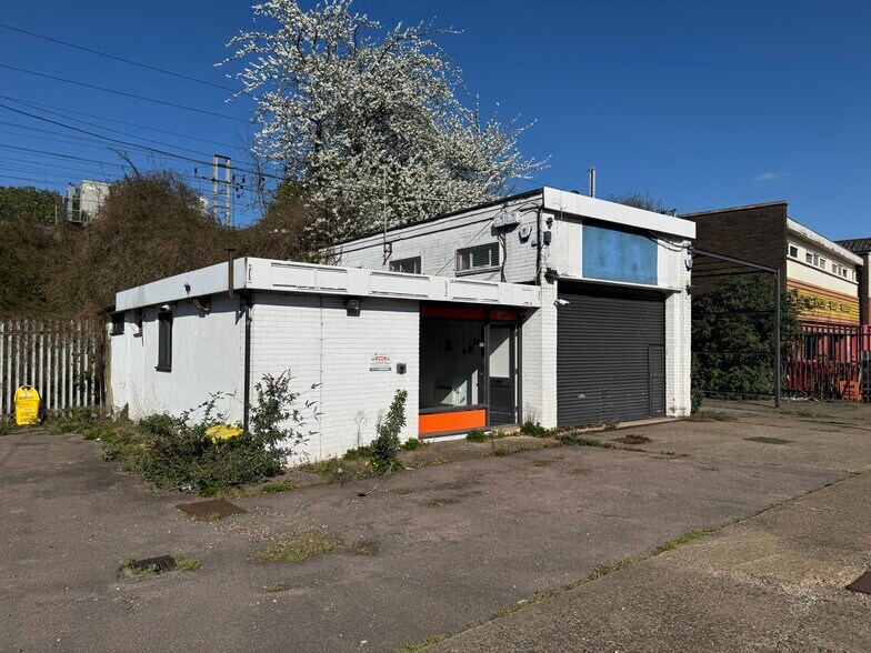 24 Crawley Rd, Luton à vendre - Photo du bâtiment - Image 2 de 8