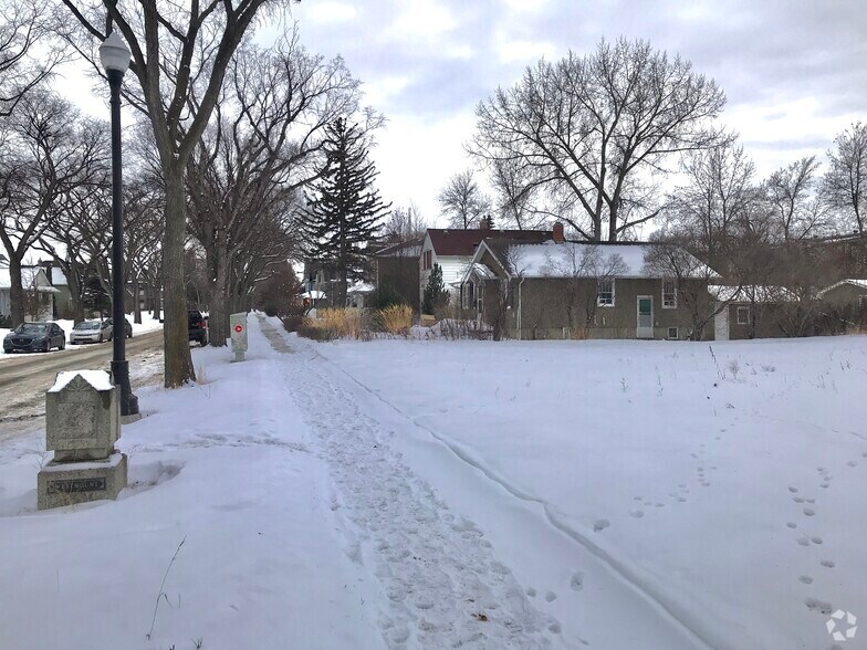 11042-11048 126 St NW, Edmonton, AB à vendre - Photo principale - Image 1 de 1