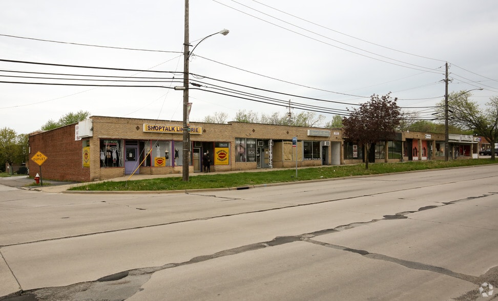 5146-5166 Warrensville Center Rd, Maple Heights, OH for lease - Building Photo - Image 3 of 5