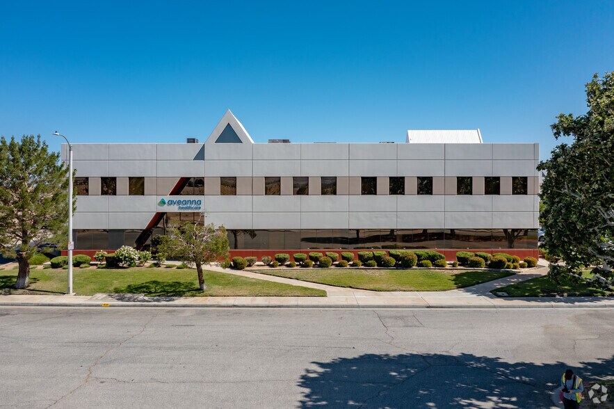 40015 Sierra Hwy, Palmdale, CA à louer - Photo du bâtiment - Image 2 de 8