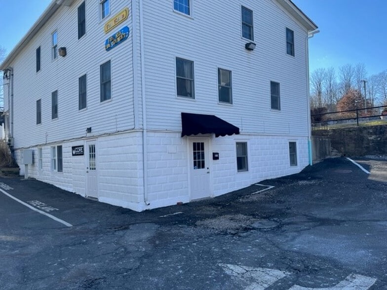 111 Church Hill Rd, Sandy Hook, CT for lease - Building Photo - Image 2 of 6