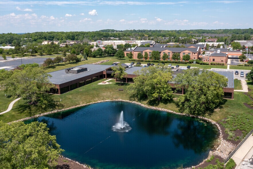 325 N Corporate Dr, Brookfield, WI à louer - Photo du bâtiment - Image 2 de 3