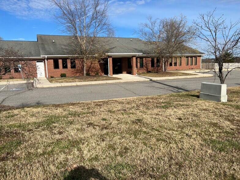 1004 Old Plank Rd, High Point, NC à vendre - Photo du bâtiment - Image 2 de 43