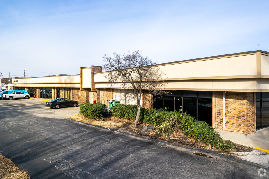 6700 NW Tower Dr, Platte Woods, MO for lease - Building Photo - Image 1 of 6