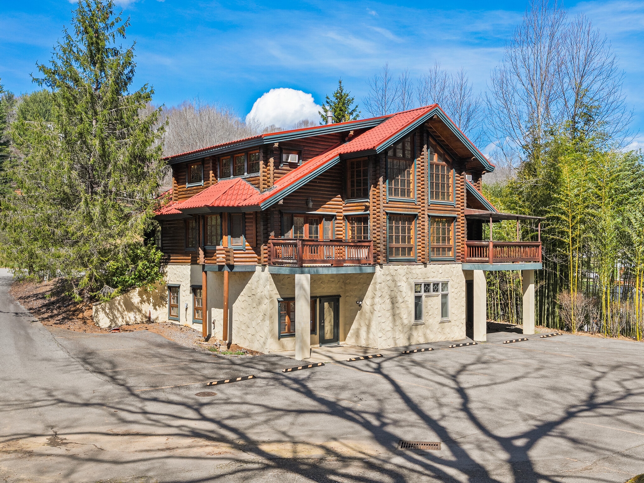 1482 Russ Ave, Waynesville, NC for lease Primary Photo- Image 1 of 51