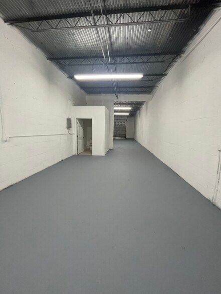 1800-1838 NW 29th St, Oakland Park, FL à louer - Photo du bâtiment - Image 3 de 9