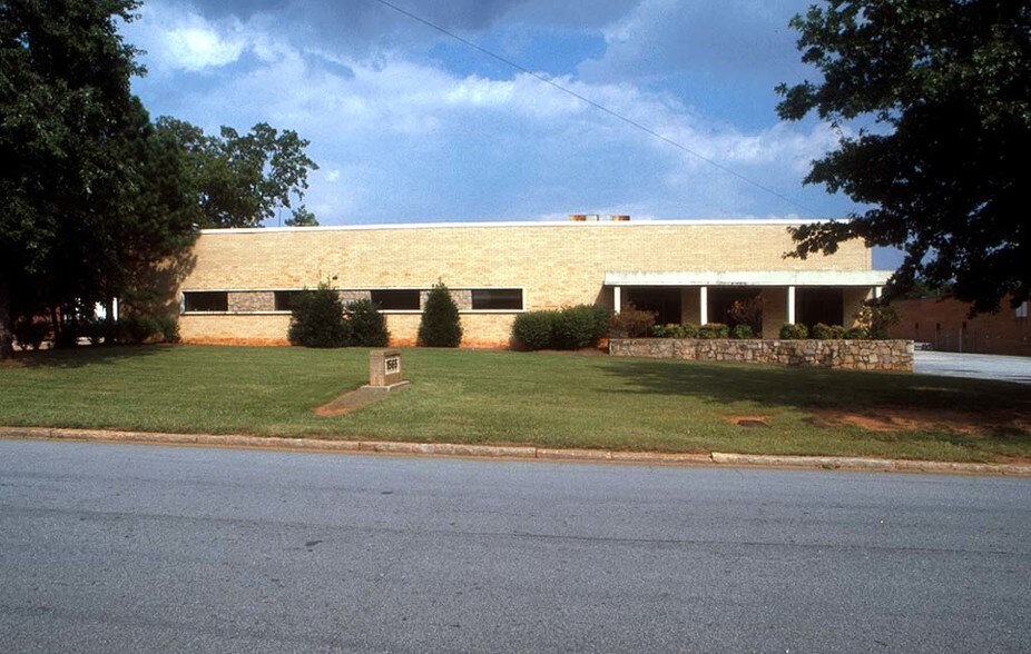 1565 Litton Dr, Stone Mountain, GA à louer - Photo du bâtiment - Image 3 de 6